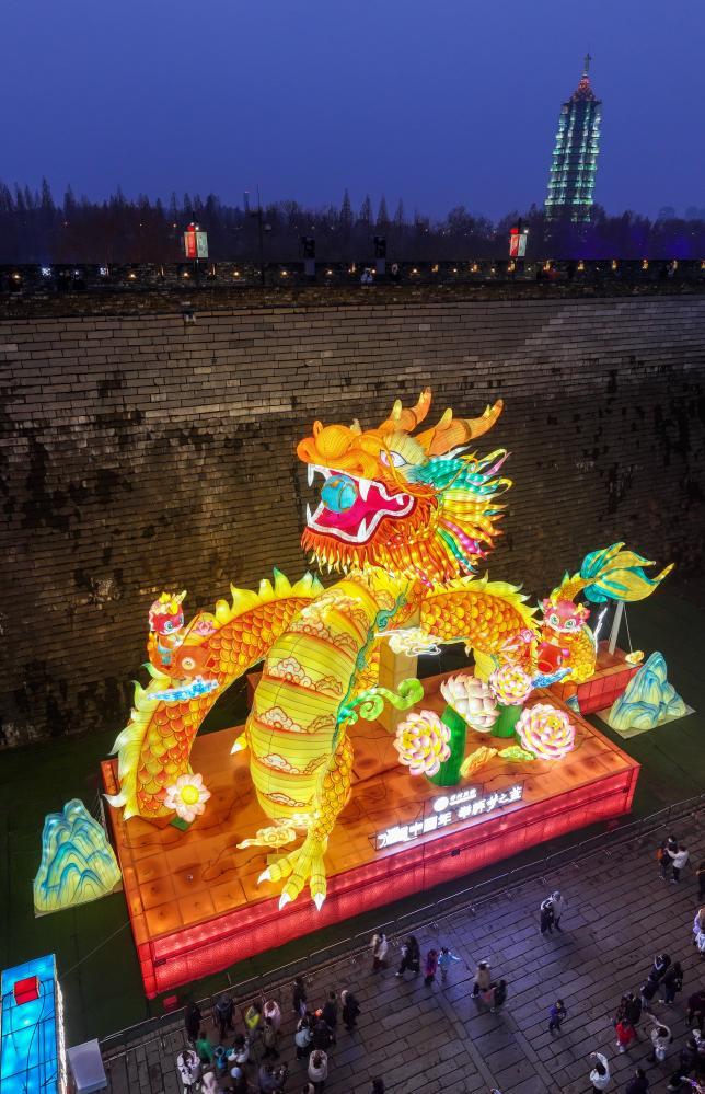 江苏南京满城灯火耀街红