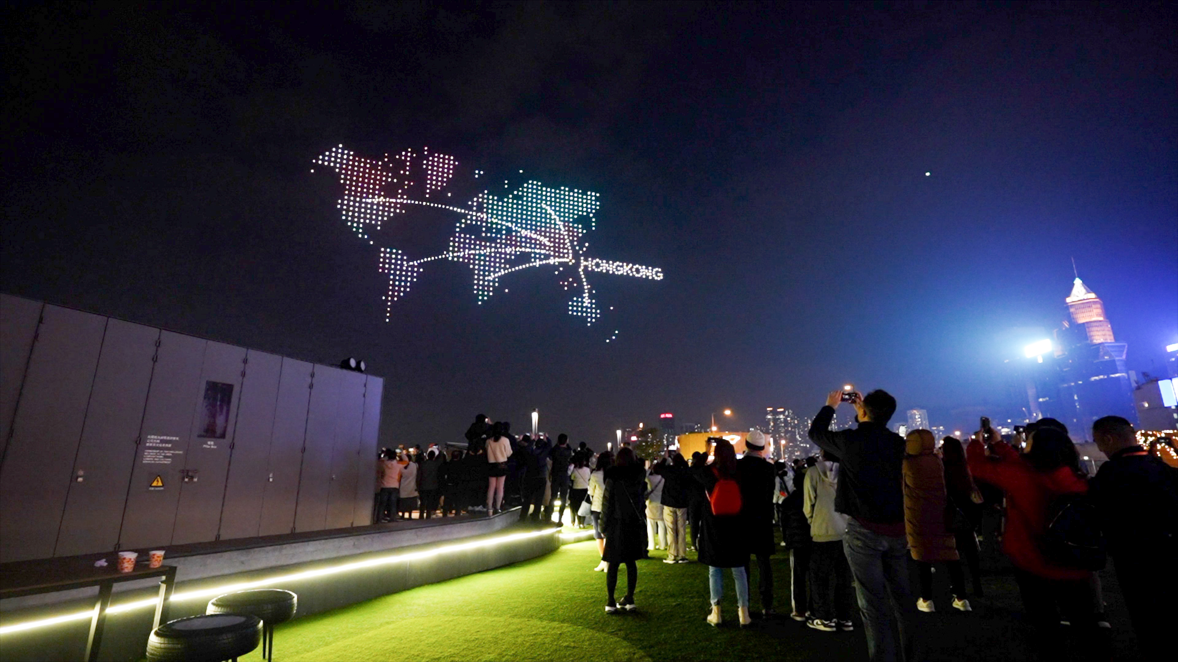 大型无人机灯光秀点亮缤纷维港