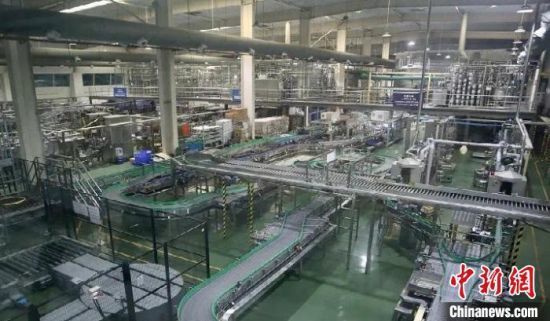 图为南昌顶津食品有限公司自动化设备生产车间。南昌经开区融媒体中心供图