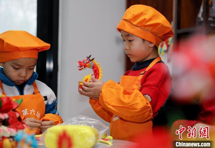 1月31日，孩子们正在制作龙形面塑。陈康 摄
