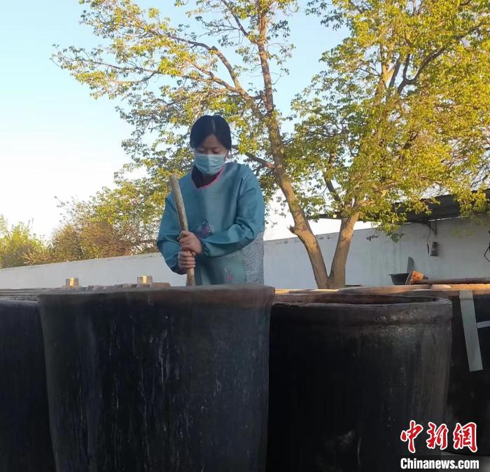 图为甘肃省酒泉市金塔县金塔镇红光村村民吕桂琳在酿造金塔黑醋(资料图) 受访者供图
