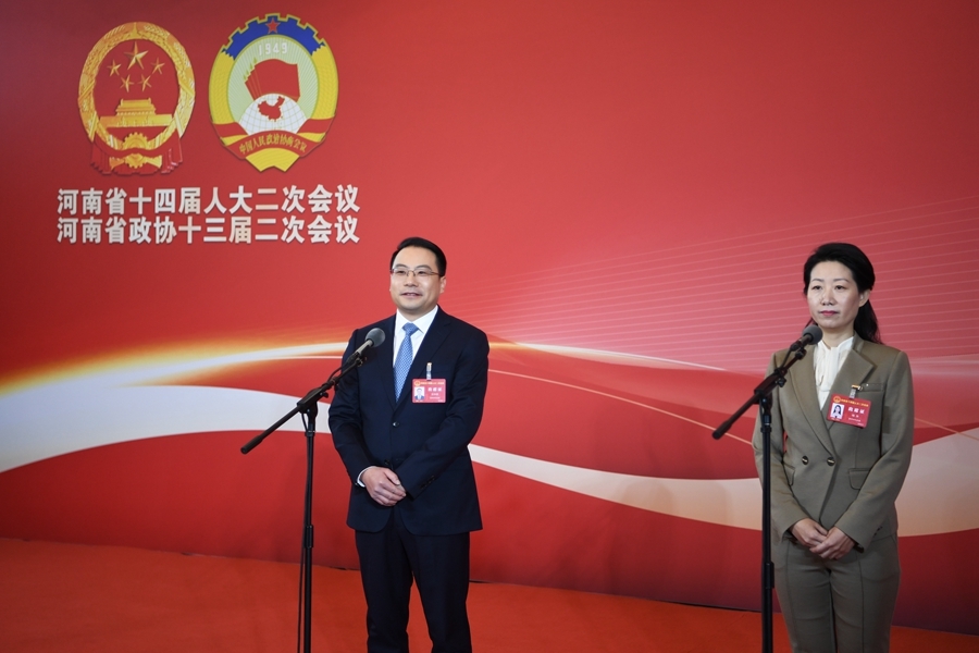 1月28日上午，河南省人民会堂，河南省人大代表汪守景（左）、杨华亮相“代表通道”，回答记者提问。