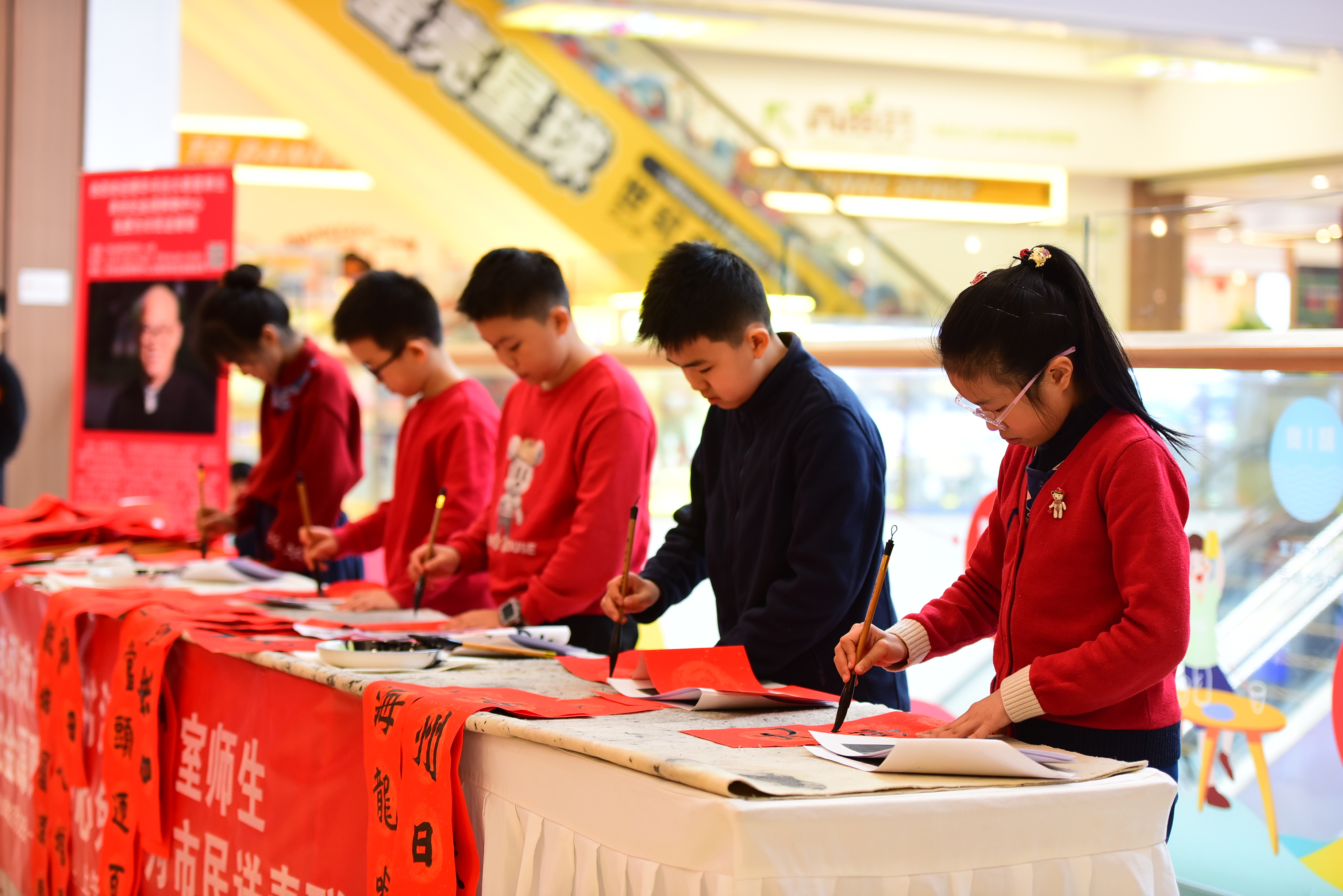 萧华携萧华书法大教室学生开展义务写春联惠民活动