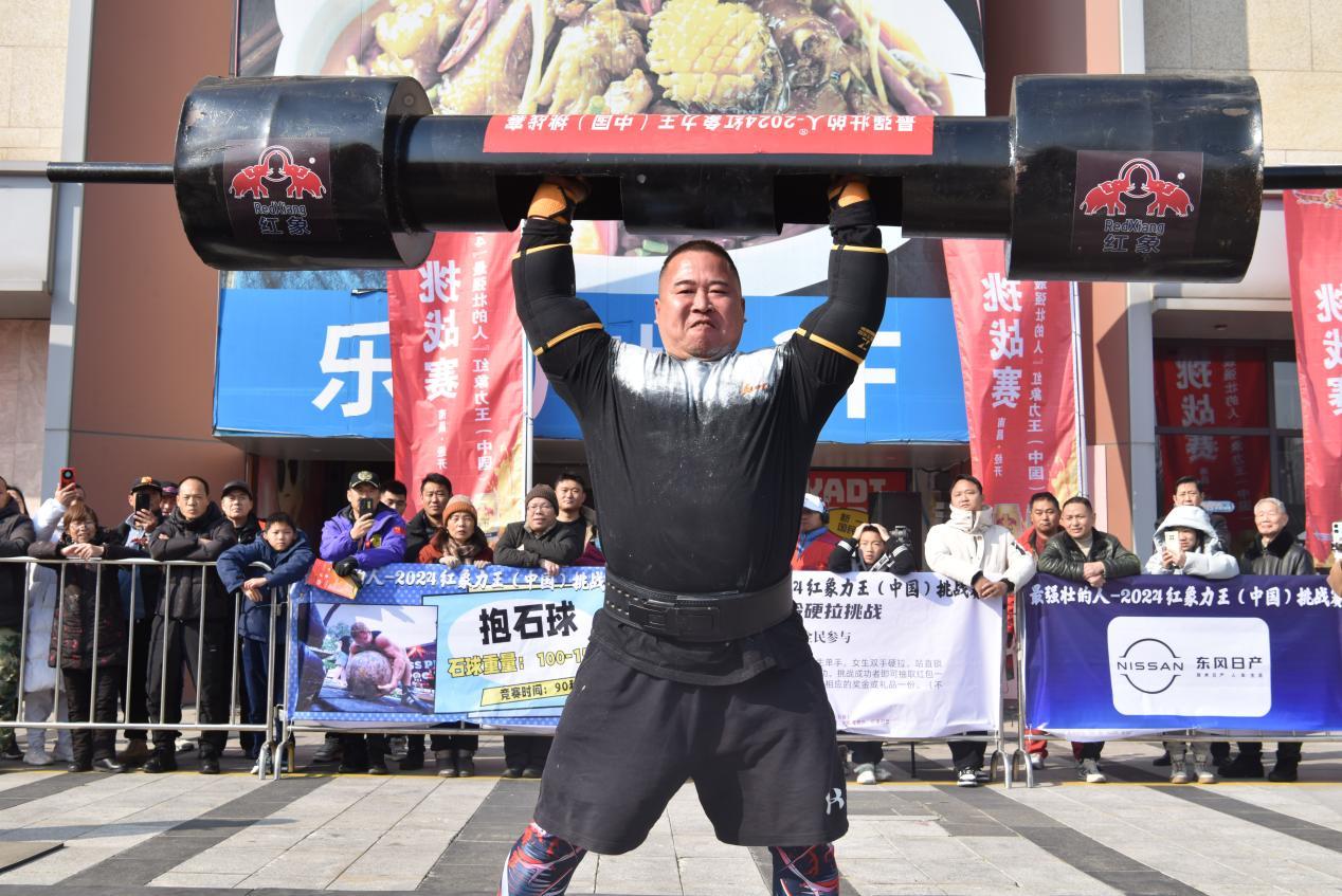 选手双手托举135kg杠铃