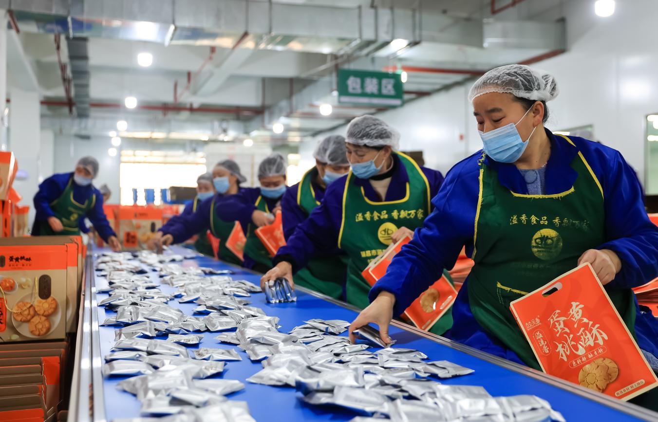 工人们在忙着分装打包