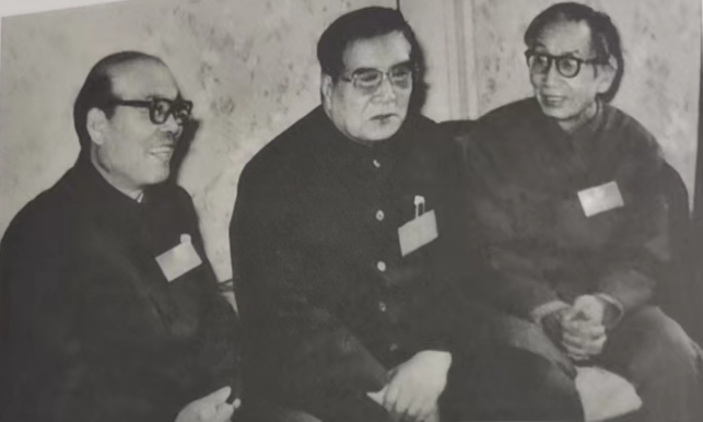     第一届兆麟公园冰灯游园会主要组织者之一原哈尔滨市副市长张屏，担任哈尔滨市政协主席期间与赵世杰、曹慰农在一起。(中坐者为张屏)