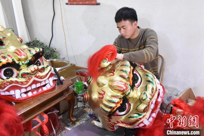 1月5日，河南许昌建安区霍庄村，村民霍云龙正在制作舞狮道具。王宇 摄