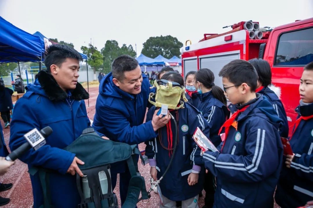 杭州市钱塘区新围小学开展迎寒假体验式安全主题游园活动