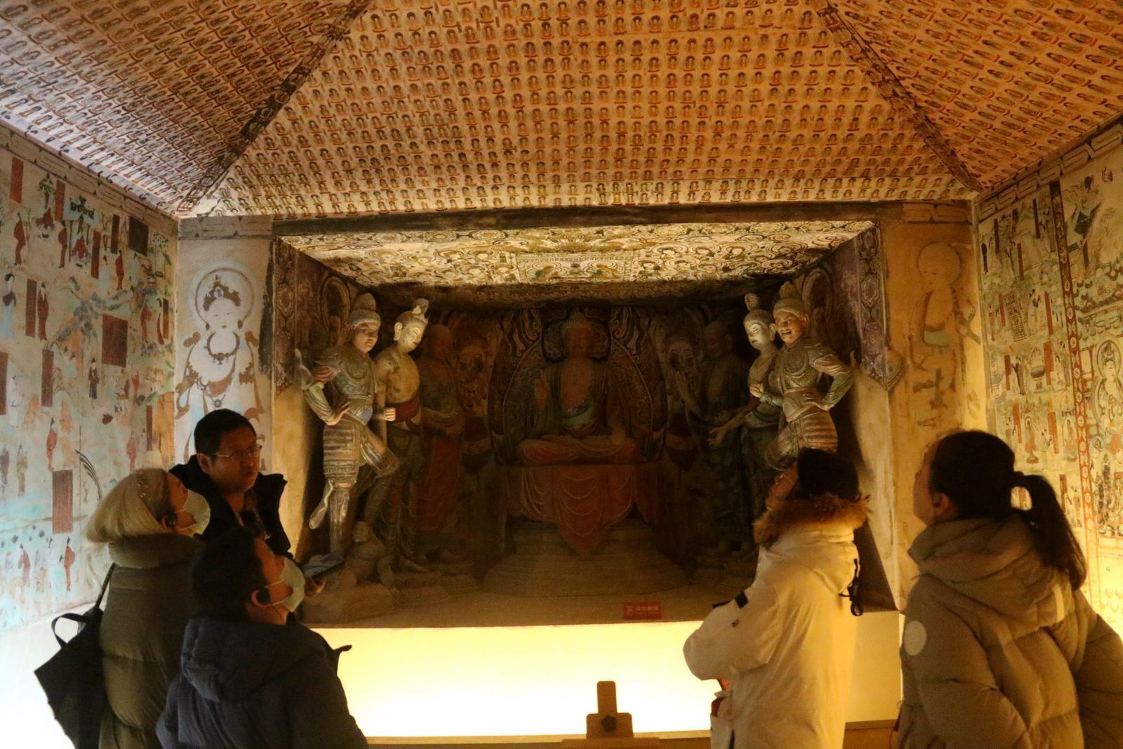 游客在敦煌市博物馆参观文物展