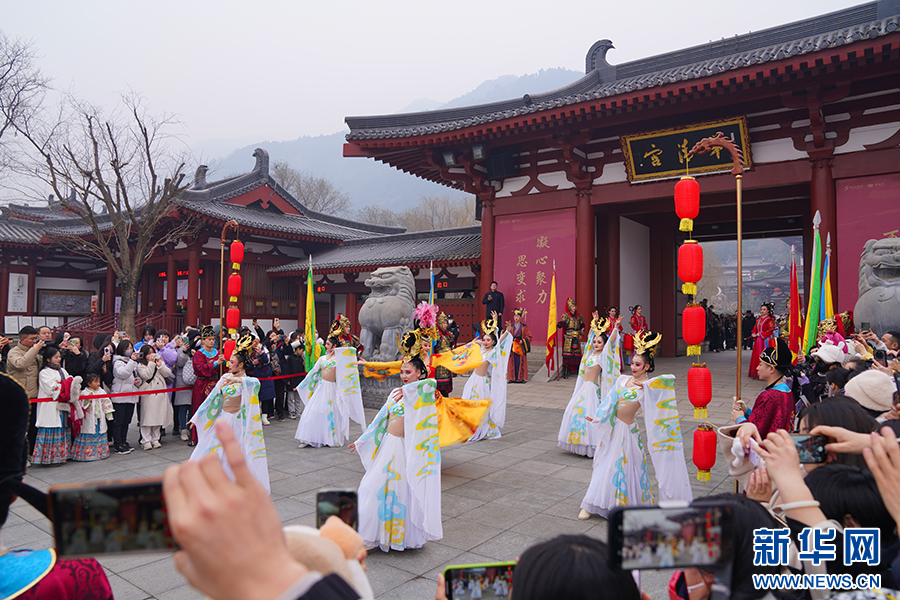 1月31日，在西安临潼华清宫门口，演艺人员为游客表演节目。王三合 摄