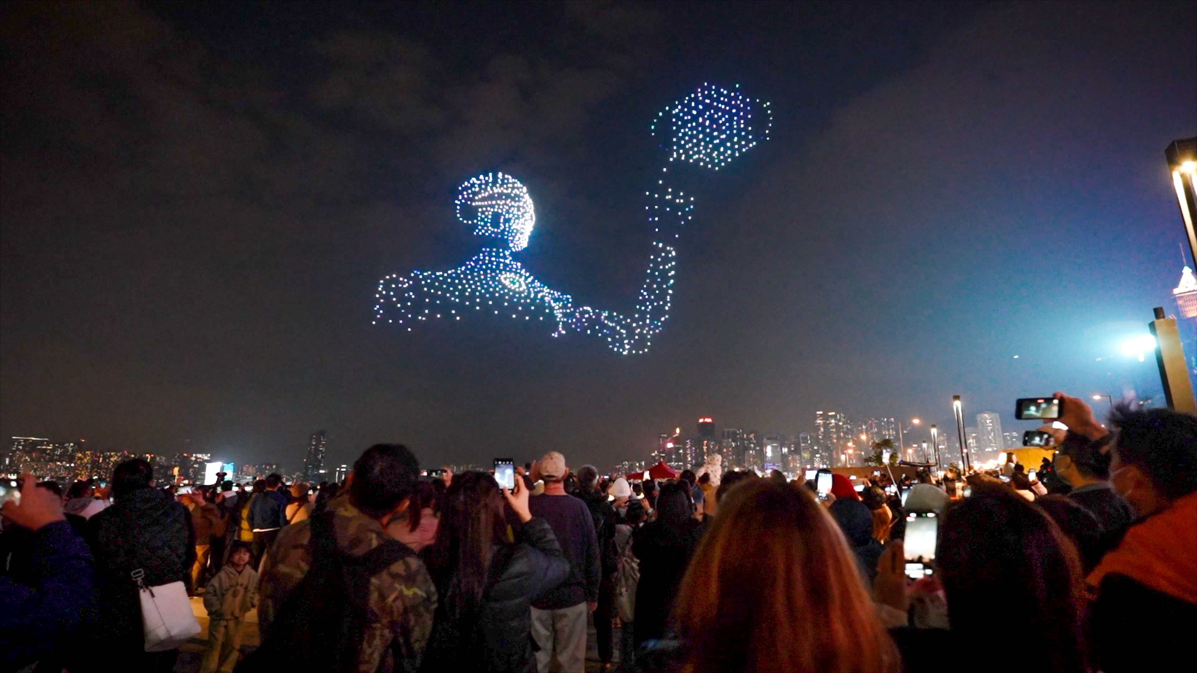 大型无人机灯光秀点亮缤纷维港