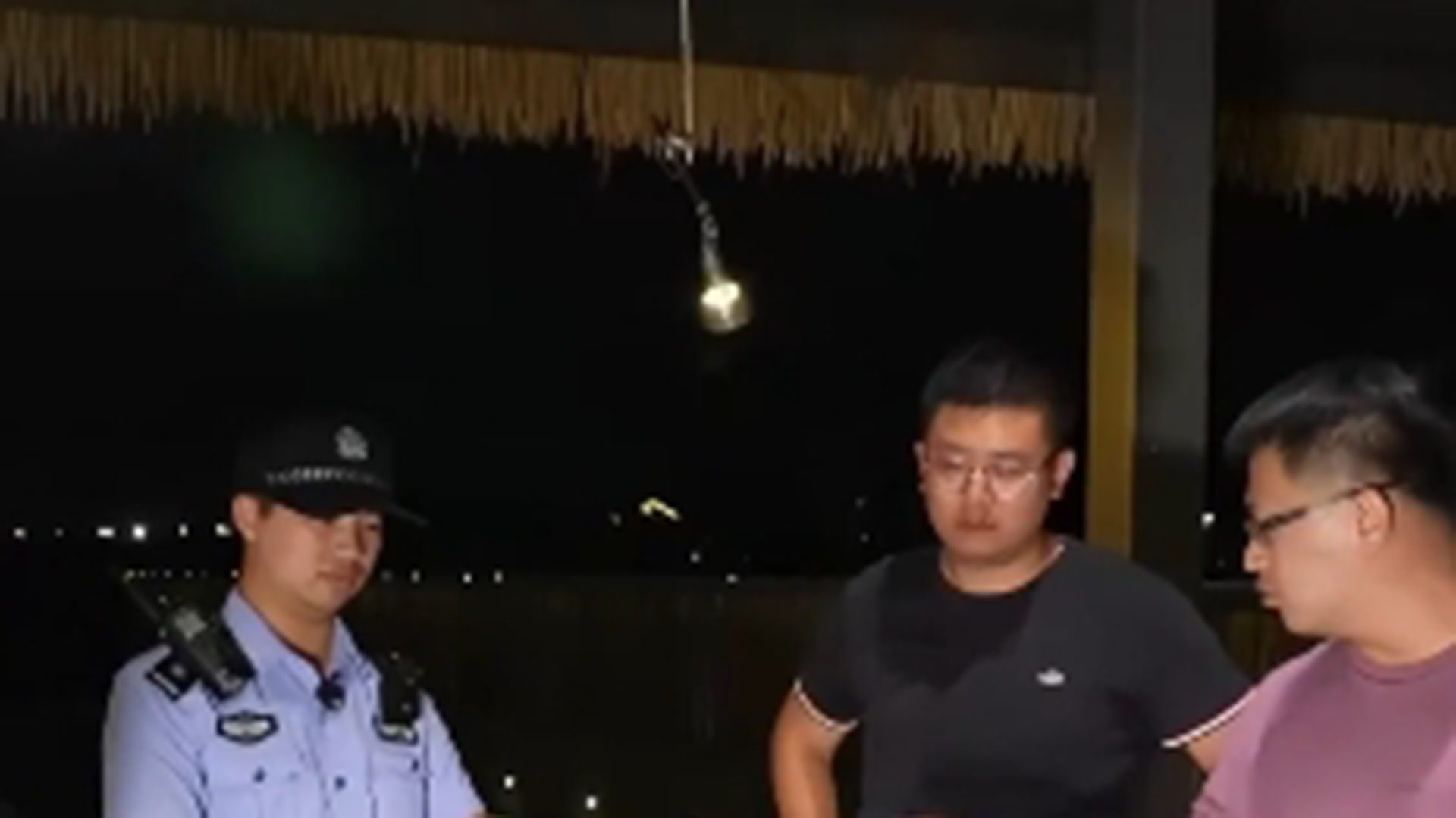 熊孩子在“静吧”来回奔跑吵闹，老板忍无可忍出声呵止，家长护犊心切气不过怒斥老板：“你的行为影响了武夷山的形象”