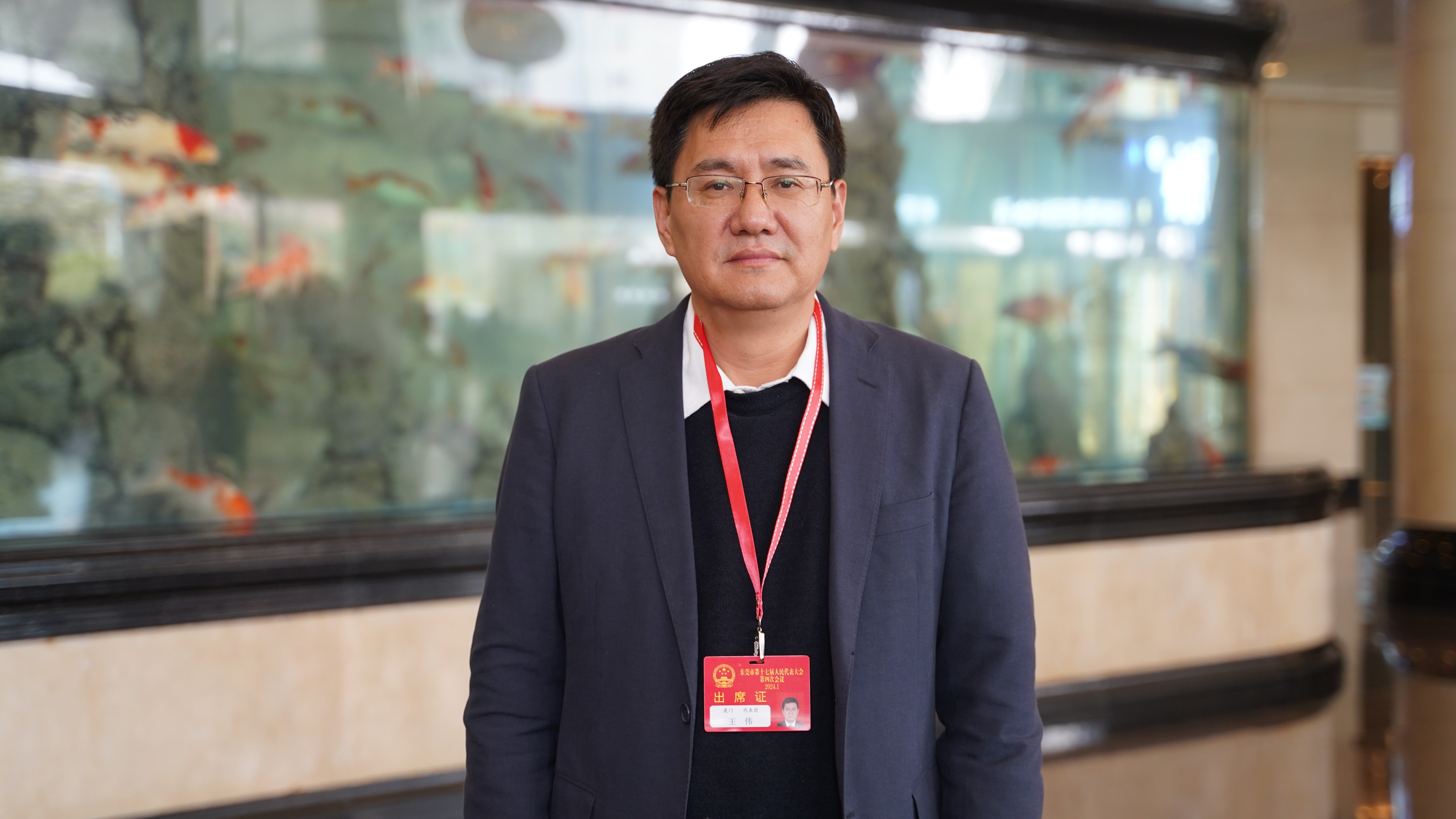 东莞人代会首次采用“无纸化”模式 代表履职更智能