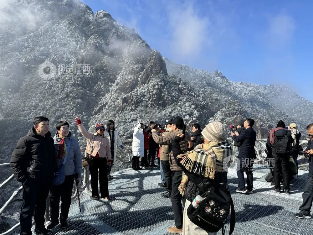 资料图，游客正在上饶三清山景区赏雪游玩 王元星摄