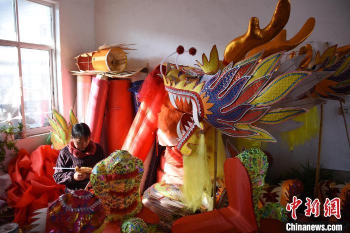 1月5日，河南许昌建安区霍庄村，村民正在制作舞龙道具。王宇 摄