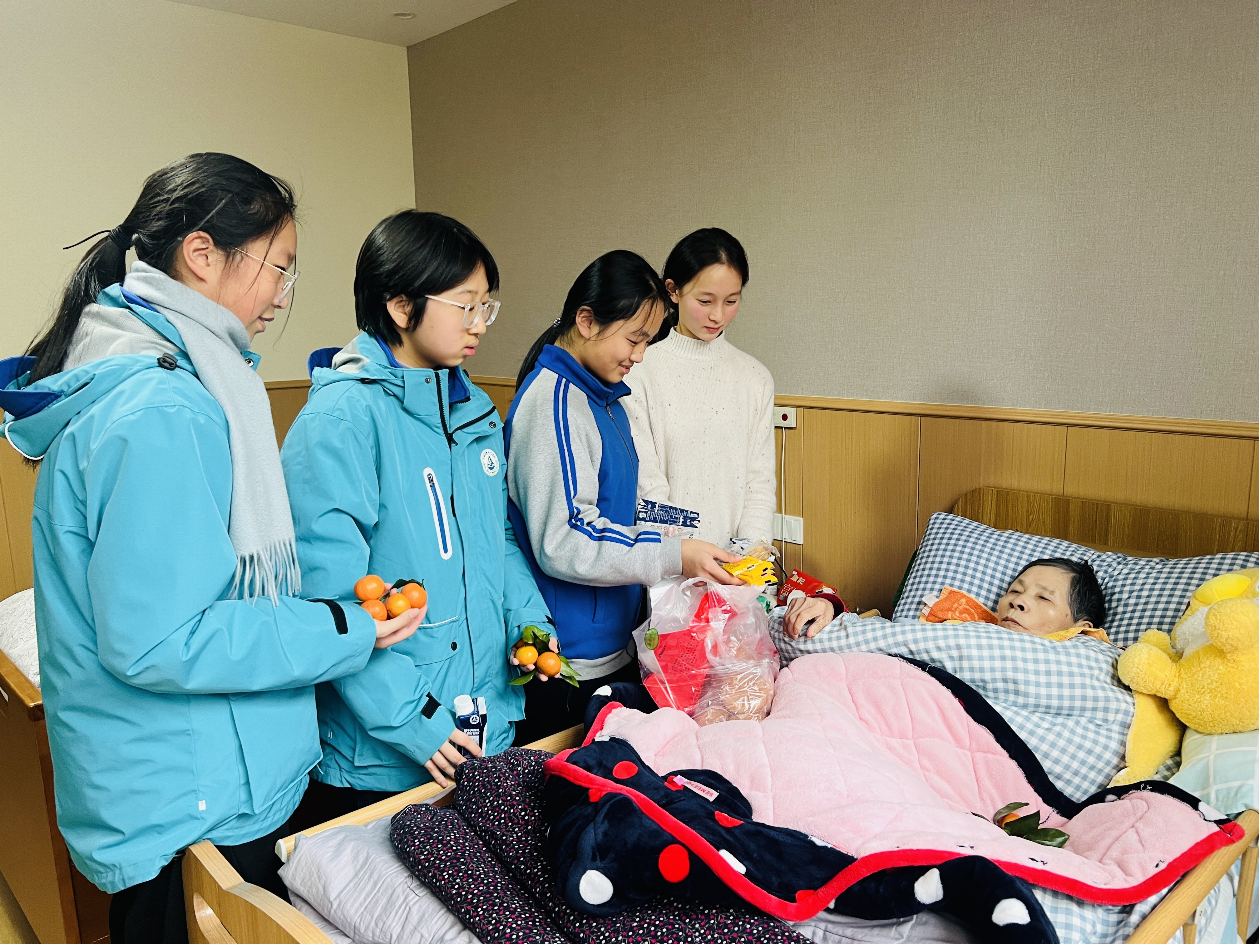 情系养老院  冬日送温暖  ——合肥46中八(1)班开展“践行志愿服务，勇担时代责任”寒假社会实践活动