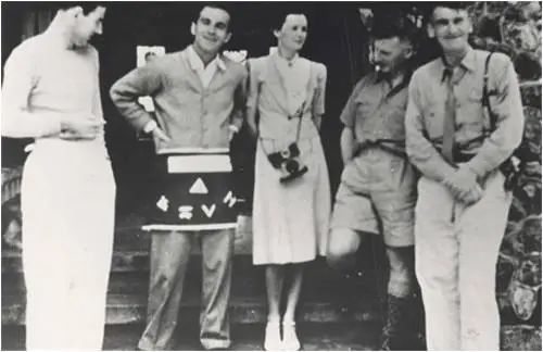 1940年秋，斯诺夫妇去菲律宾为“工合”募捐，艾黎应邀去菲介绍“工合”情况。这是他们与美国海军军官埃文斯·卡尔逊（右一）和新西兰记者詹姆斯·贝特兰（左一）合影。