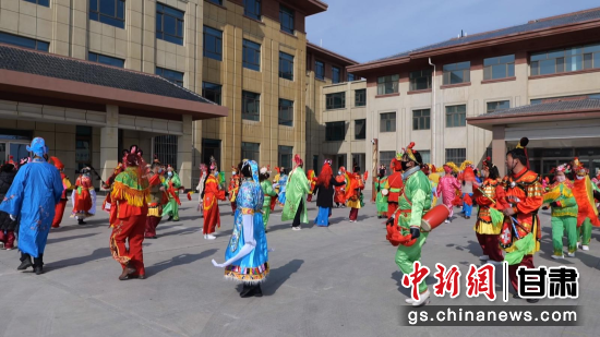 图为金昌市永昌县社火队员们正在闲暇时间排练社火，迎接即将到来的新春佳节。