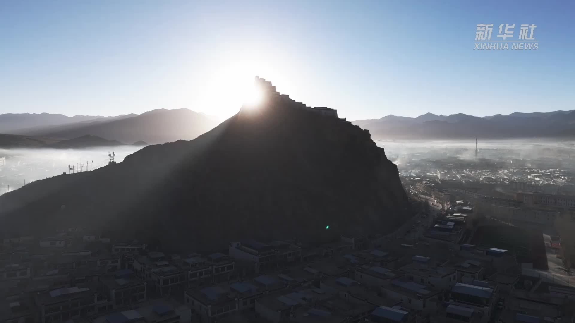 西藏江孜晨曦中的宗山古堡