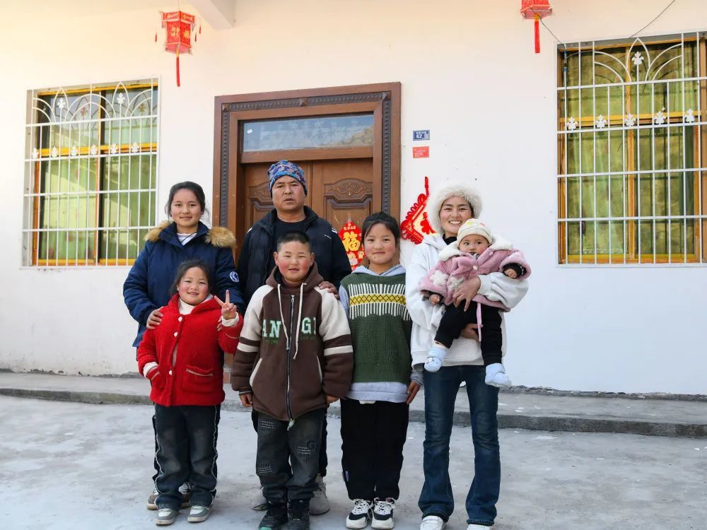 2月2日，巴木玉布木一家拍摄全家福。 新华社记者 王曦 摄