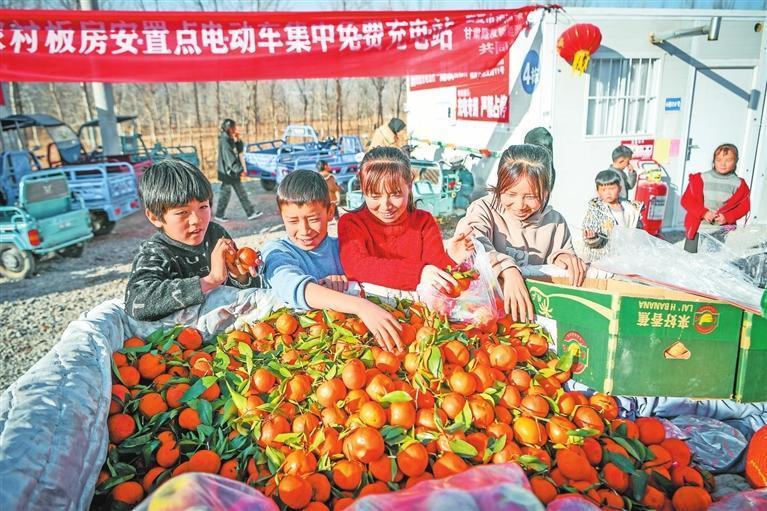 大河家镇陈家村安置点，销售水果的摊点吸引村民前来选购。