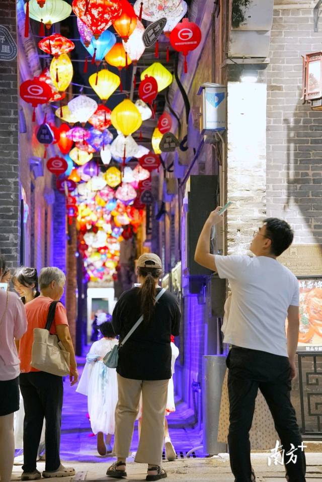 江门因《狂飙》“火”了一把，市民游客来长堤历史文化街区打卡漫游 杨兴乐 摄