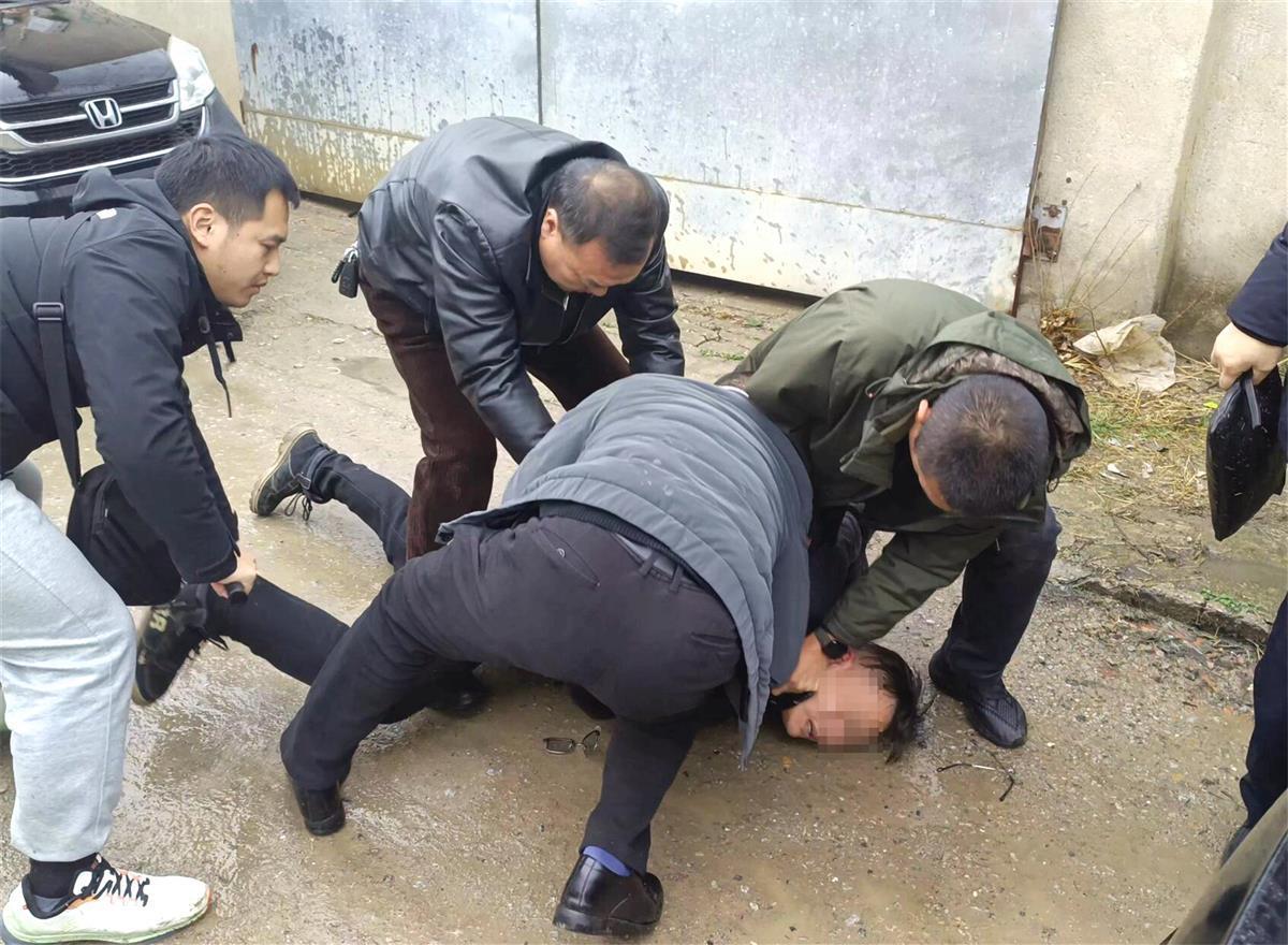 民警抓获一名贩毒犯罪嫌疑人（视频截图）