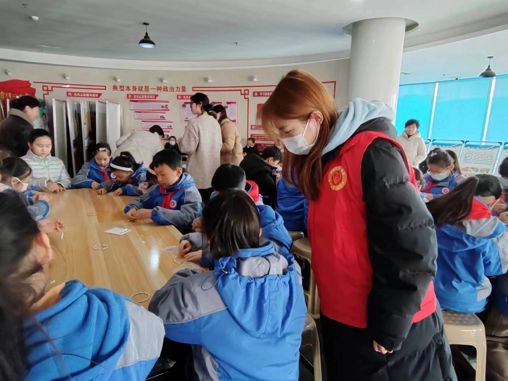 刘艺锦指导小学生制作手工