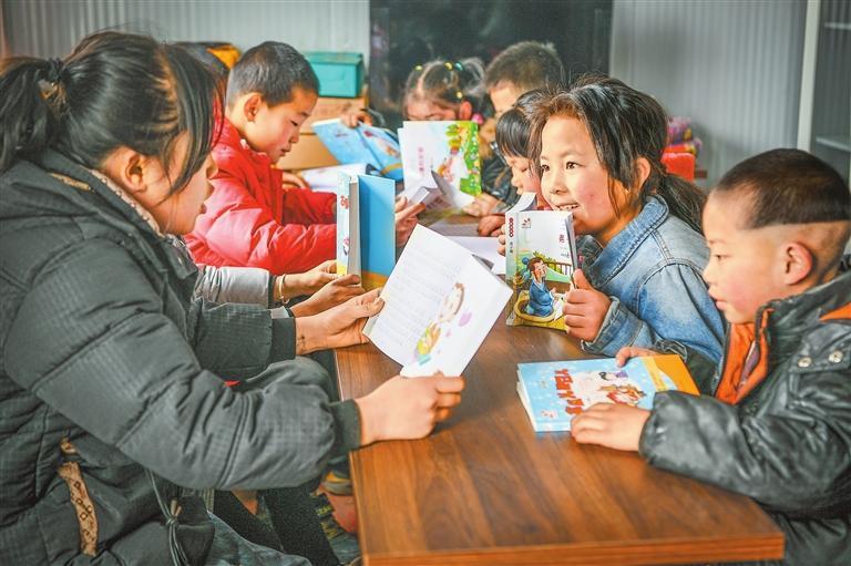 石塬镇宋家沟村安置点，孩子们在文化活动室阅读交流，眼神中充满对未来的美好憧憬。