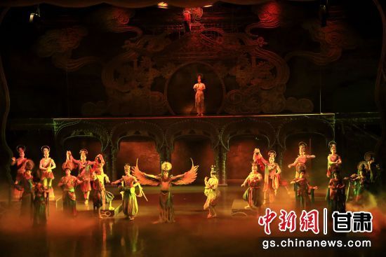 2023年10月9日晚，演员在大型洞窟式沉浸体验剧《乐动敦煌》中表演。(资料图)张晓亮　摄