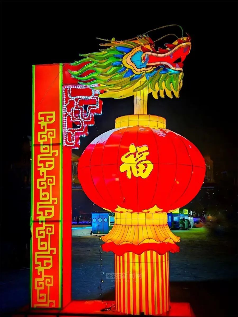 6日,南岗区西大直街等街路上,象征着吉祥团圆幸福的大红灯笼被高高挂
