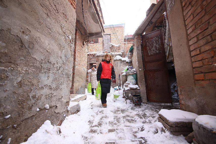 图为刘艺锦参加社区帮扶活动