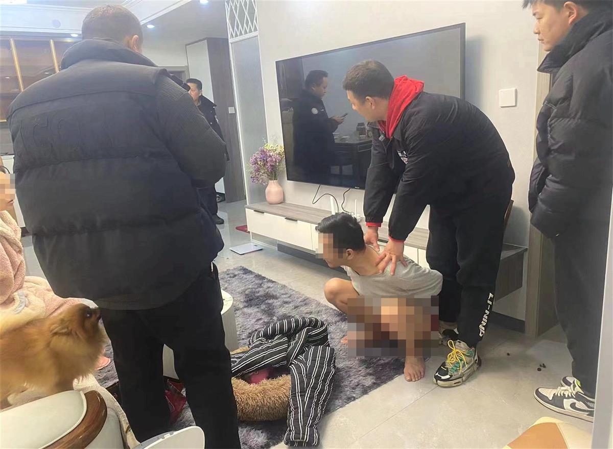 民警抓获一名贩毒犯罪嫌疑人（视频截图）