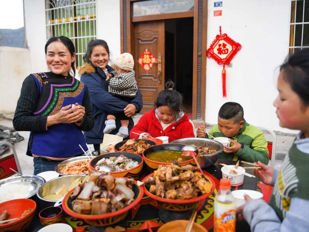 2月2日，巴木玉布木（左一）和孩子们一起吃饭。新华社记者 王曦 摄