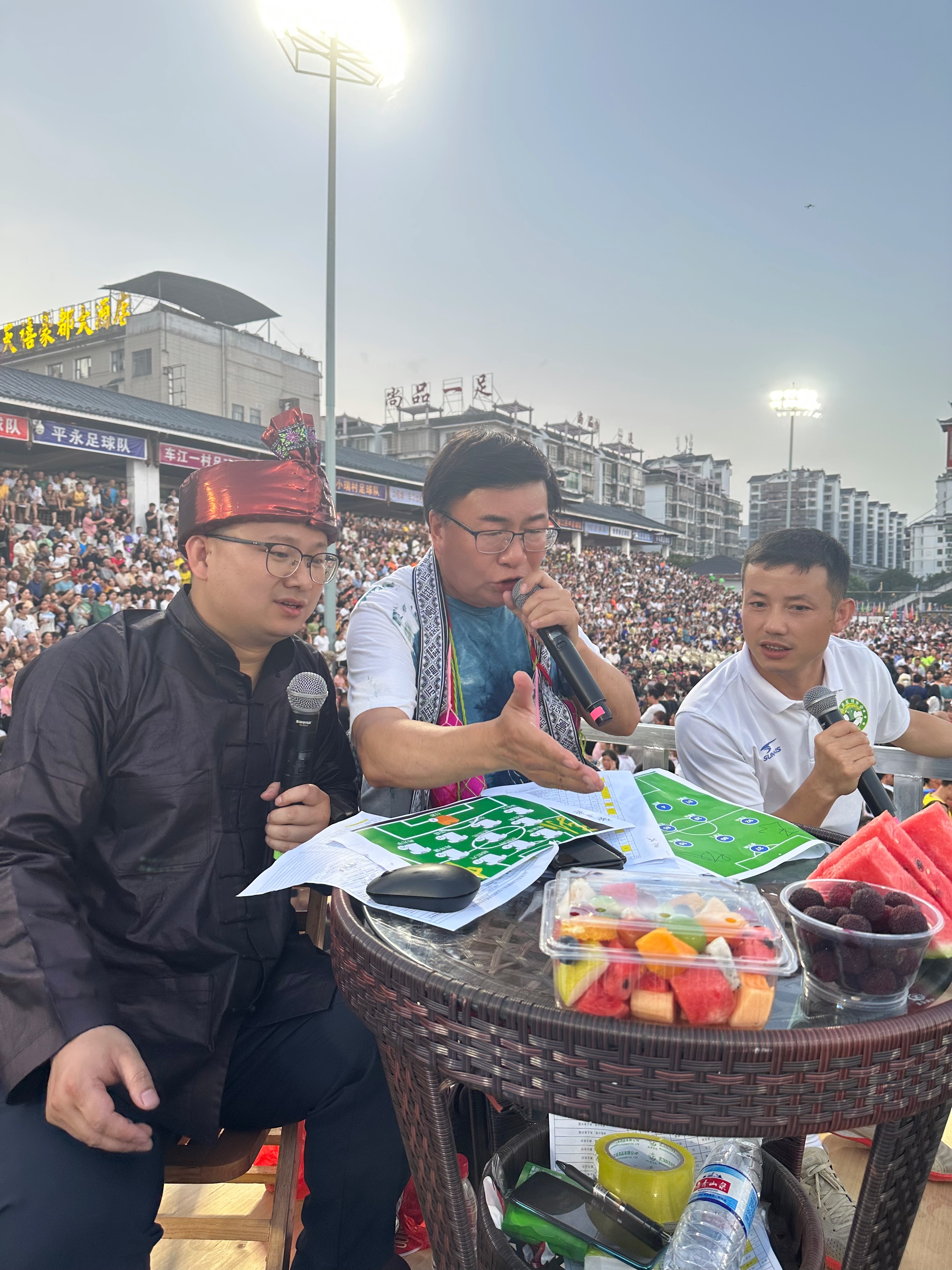 杨兵与著名足球解说员韩乔生搭档解说,受访者供图