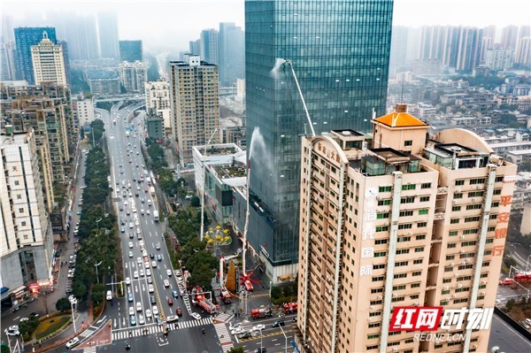 长沙市消防救援支队在华创国际广场开展高层建筑灭火救援综合实战演练。