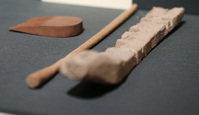 这是现藏于甘肃简牍博物馆的汉代边塞钻木取火工具 新华社记者 多蕾