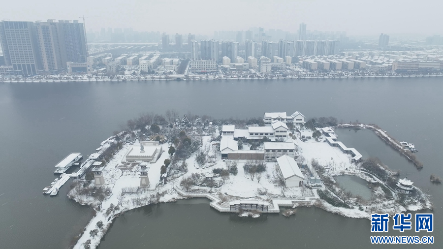 2月4日,河南省商丘市睢县,大雪覆盖下的北湖景区宛若一幅水墨画。