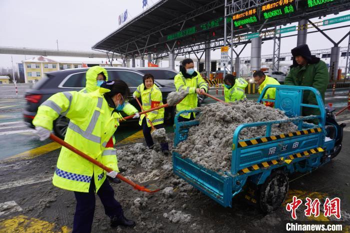 图为2月1日，路政工作人员在郑州机场高速郑州南站除雪。中新网记者 韩章云 摄