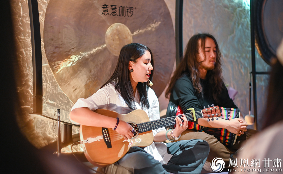 演奏者杜春（左）与王博文（右）为听众带来动听的音乐