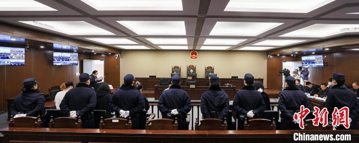 近日，上海市静安区人民法院开庭审理了这起假冒演员“靳东”诈骗案，并依法对8名被告人作出一审判决。上海市静安区人民法院供图