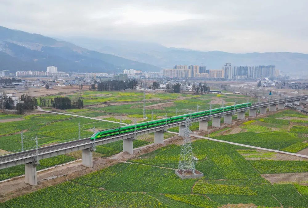 2月3日，一趟列车驶过越西县城郊（无人机照片）。 新华社记者 王曦 摄