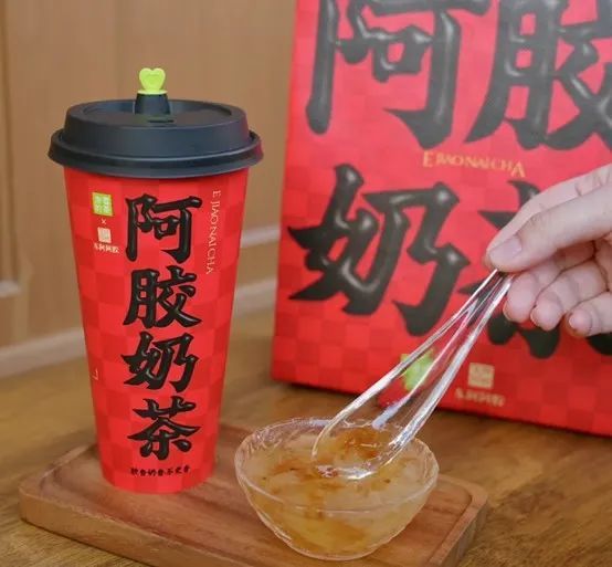 △奈雪的茶最新销冠阿胶奶茶。（图 / 官方账号）