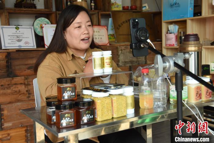 1月9日，河南长葛市，尚庄村“蜜蜂哥”尚建国组建的直播团队正在卖货。　王宇 摄