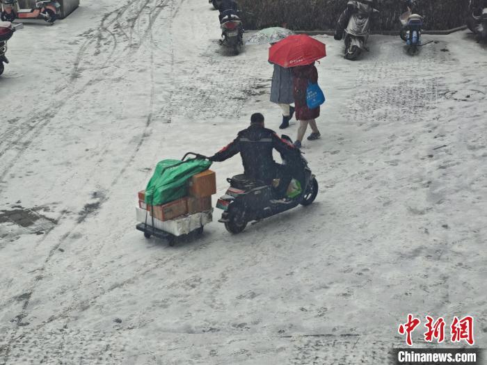 图为2月2日，郑州迎来降雪天气。中新网记者 韩章云 摄