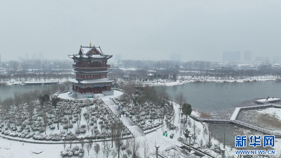 2月4日,河南省商丘市睢县,大雪覆盖下的北湖景区宛若一幅水墨画。