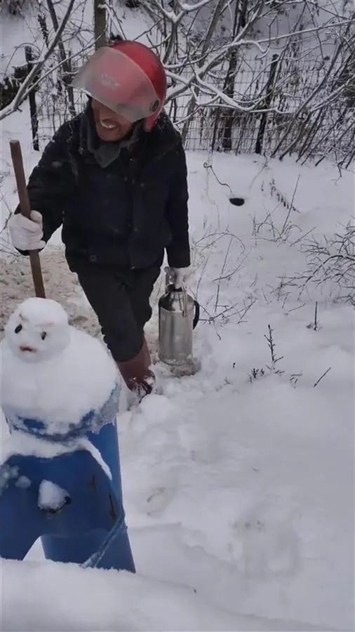 老人为高速路上的返乡人员送去热水 视频截图