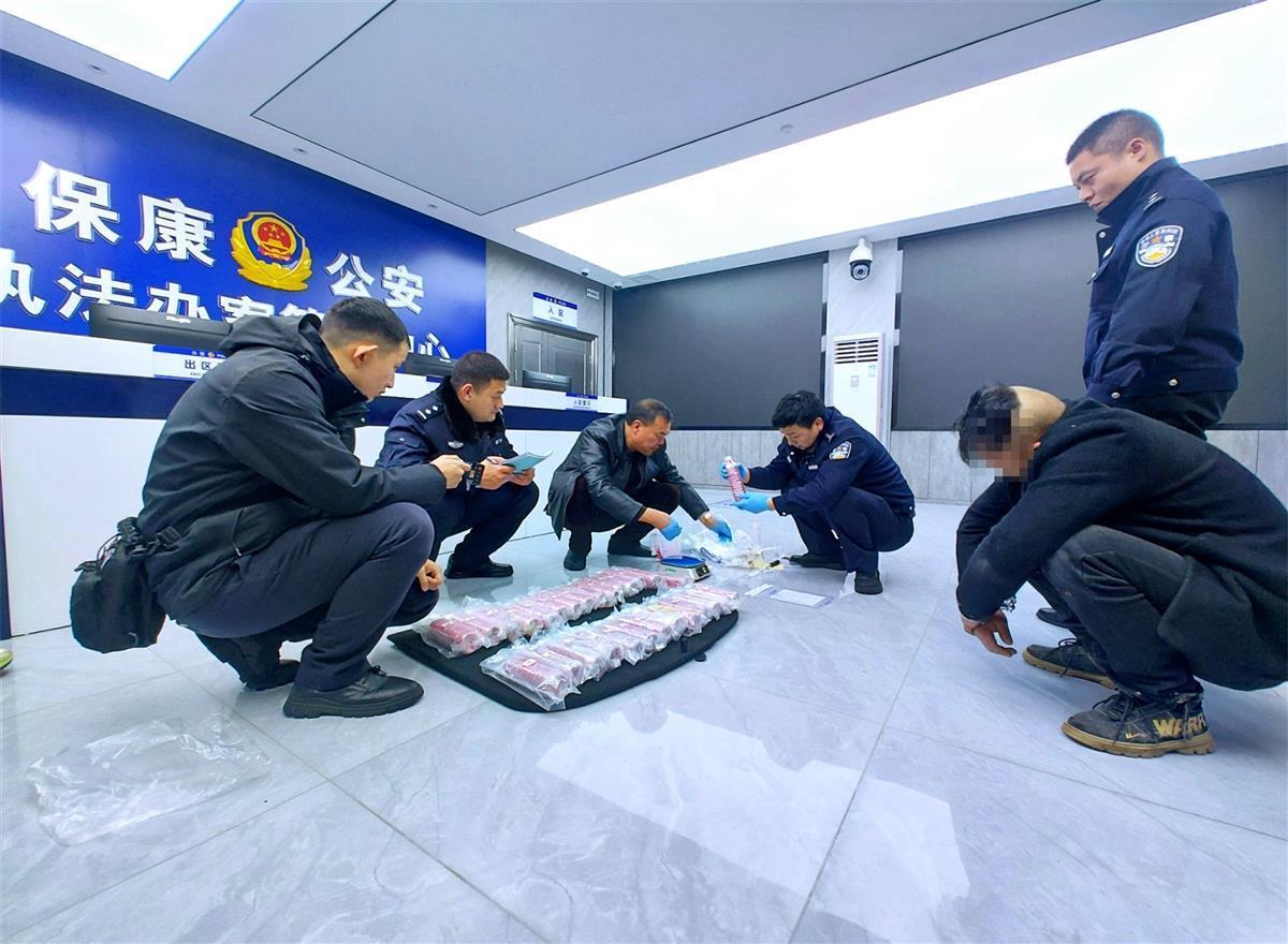 民警正在清点缴获的毒品麻古