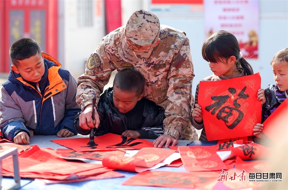1月30日，在积石山县刘集乡阳洼村，武警甘肃总队临夏支队官兵教小朋友写“福”字。