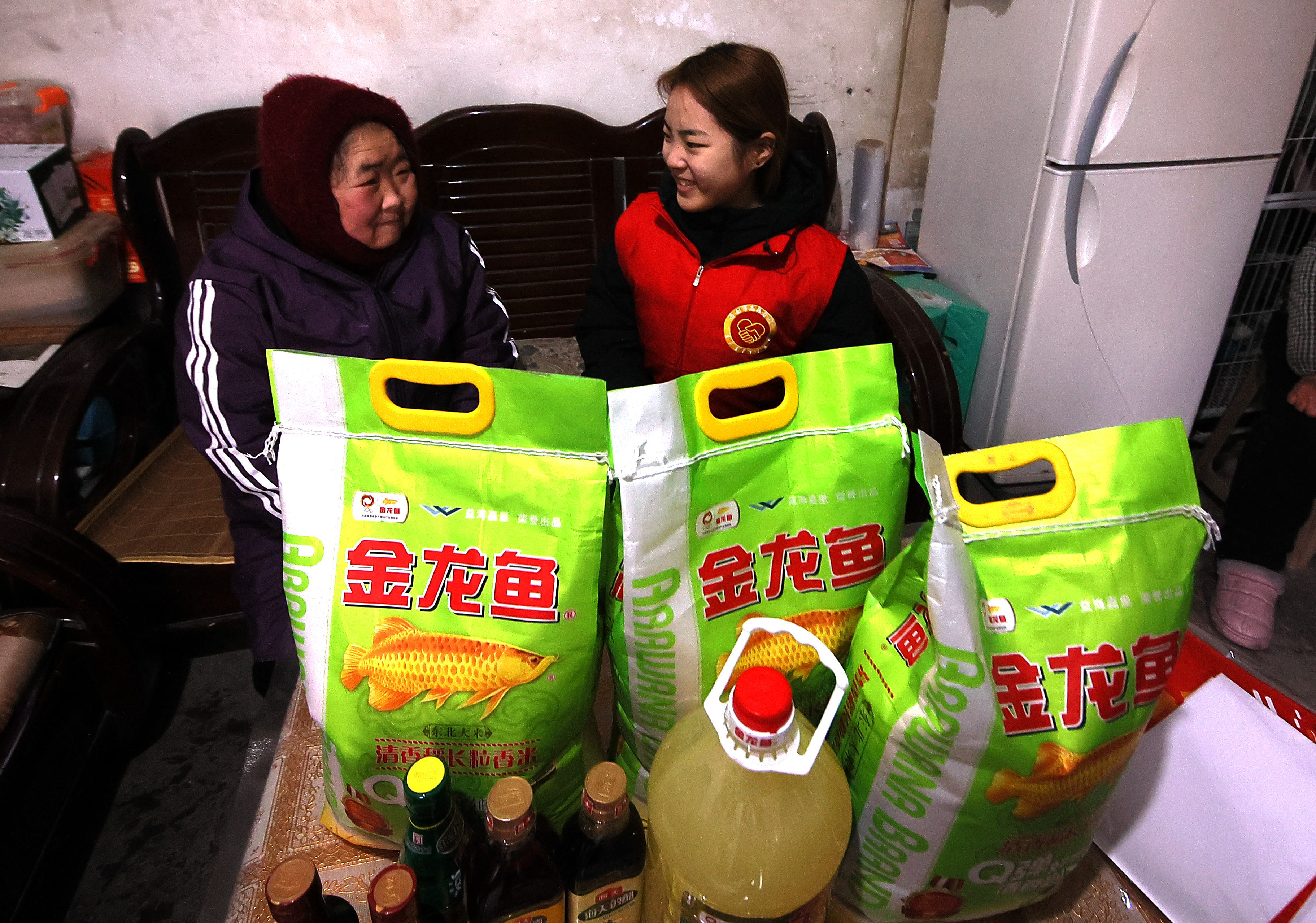 刘艺锦为社区困难家庭春节送温暖